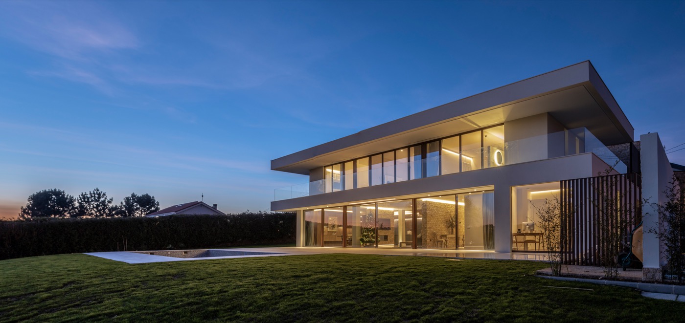 Modernes Haus bei Abendlicht